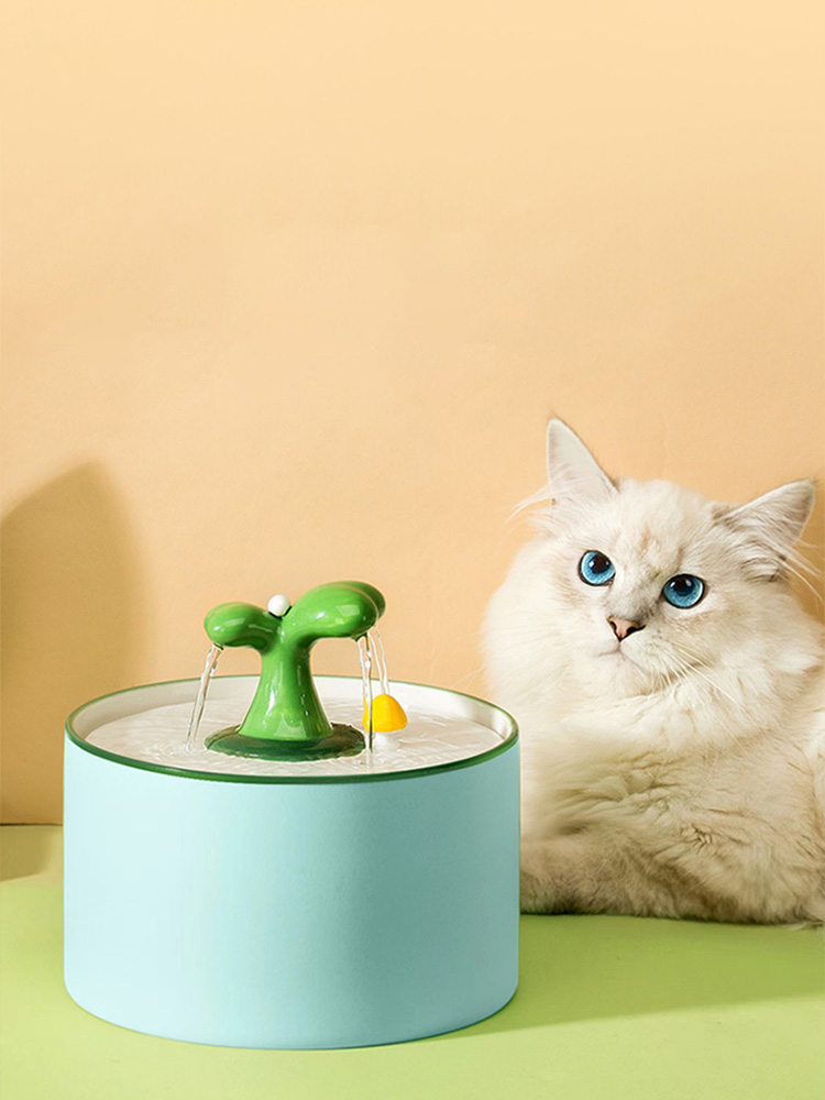 Fontana di acqua del gatto dell'alberello